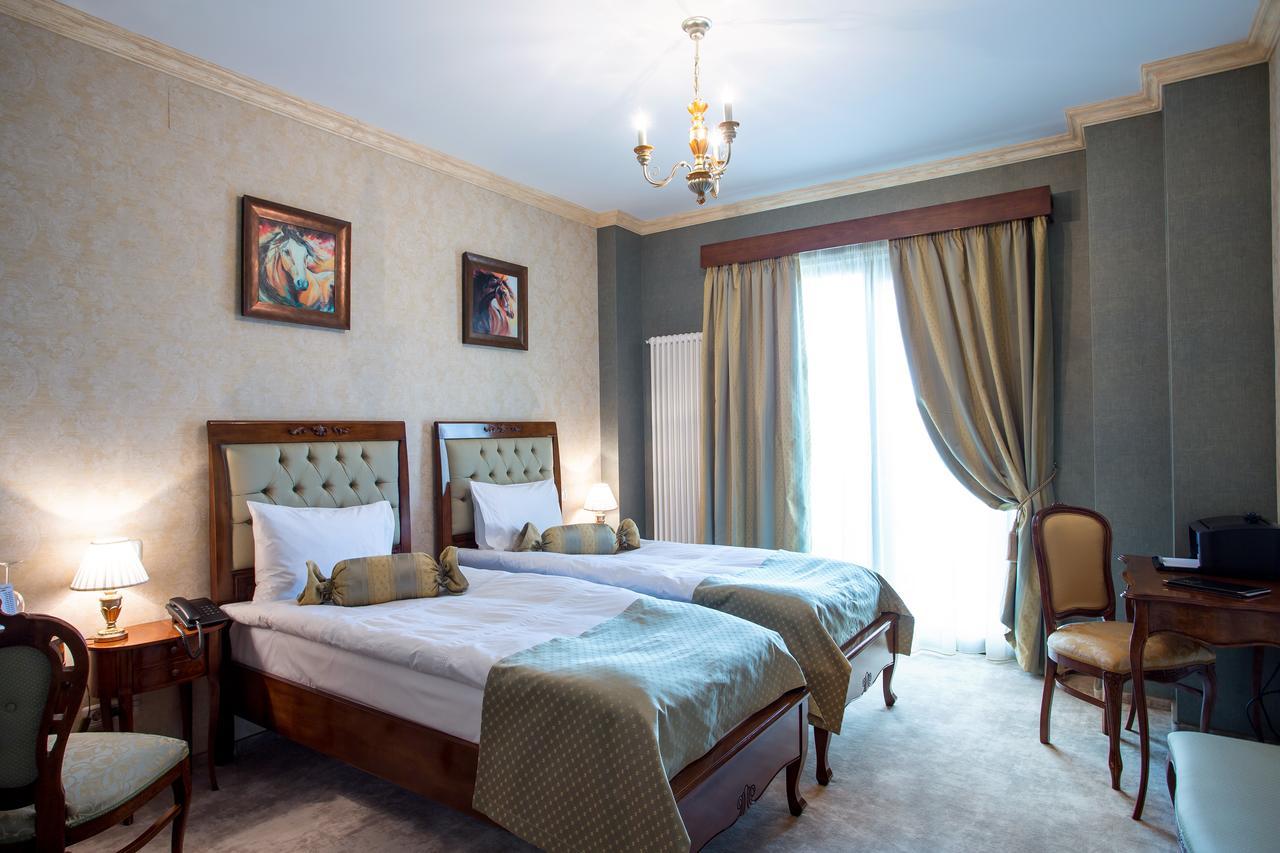 The Arlington Boutique Hotel Craiova Bagian luar foto