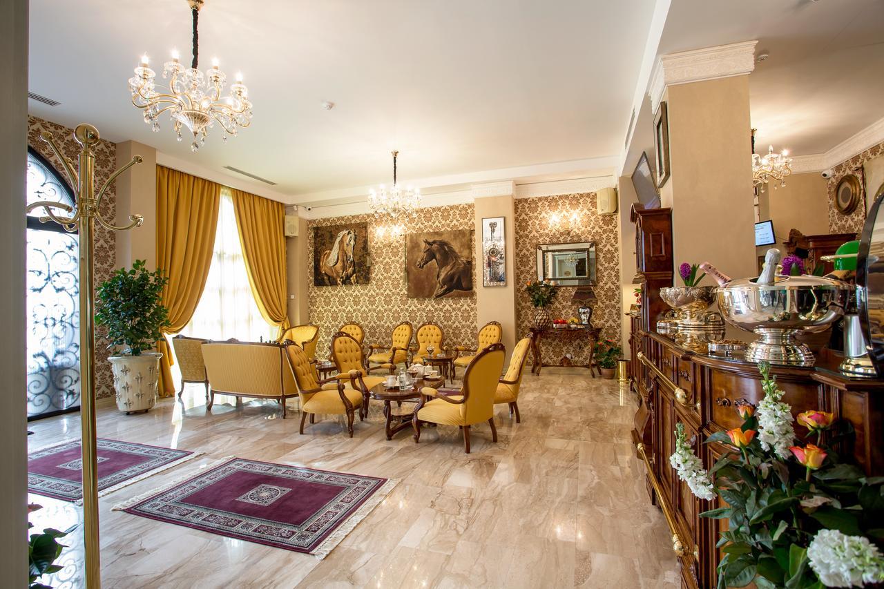 The Arlington Boutique Hotel Craiova Bagian luar foto