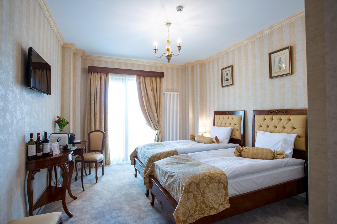 The Arlington Boutique Hotel Craiova Bagian luar foto